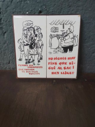 Dos azulejos decorativos con marco