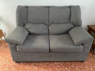 Sofá de tela gris