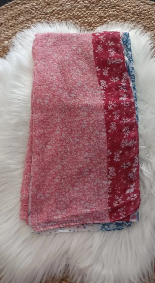 Pañuelo estampado floral rosa y rojo