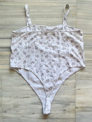 Body floral tirantes H&M blanco y morado