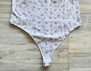 Body floral tirantes H&M blanco y morado