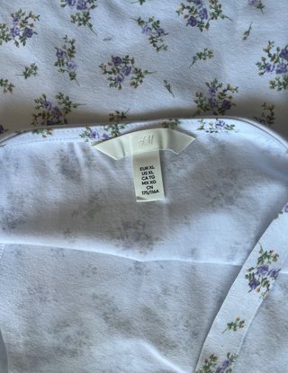 Body floral tirantes H&M blanco y morado