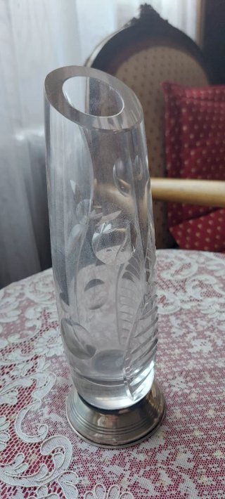 Jarrón de cristal, base plata y flores porcelana