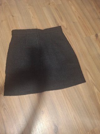 Falda corta negra con botones joya