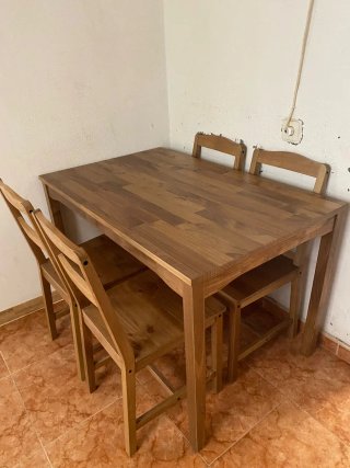 Mesa de madera con 4 sillas