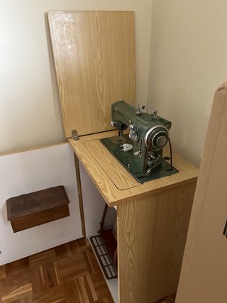 Maquina de coser Refrey montada en mueble