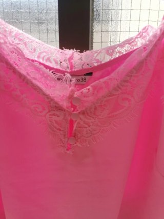 Camiseta rosa con encaje