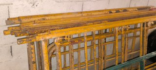 Andamios metálicos amarillos