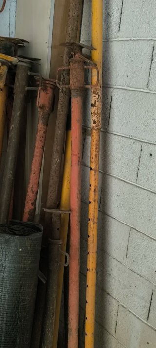 Puntales metálicos para construcción