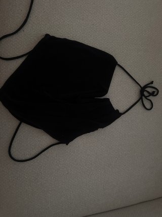 Top negro halter escote pico