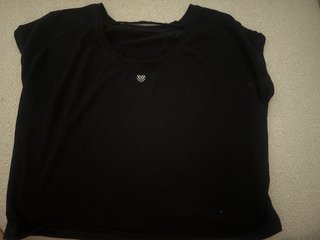 Top negro halter escote pico