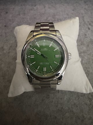 Reloj de pulsera plateado con esfera verde