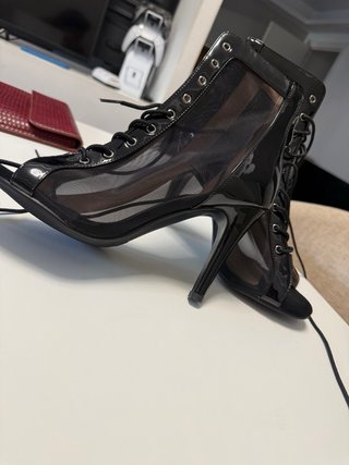 Botines de tacón negros con malla