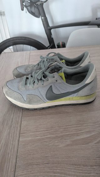 Zapatillas Nike grises y amarillas