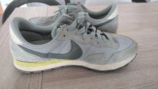 Zapatillas Nike grises y amarillas