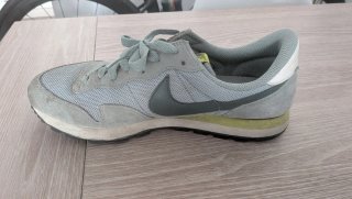 Zapatillas Nike grises y amarillas