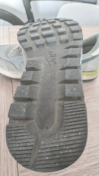 Zapatillas Nike grises y amarillas