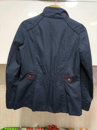Chaqueta ligera azul con detalles rojos
