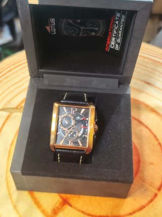Reloj Lotus Cronógrafo Dorado y Negro