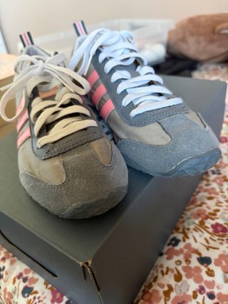 Zapatillas Adidas grises y rosas
