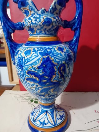 Jarrón de cerámica azul y naranja
