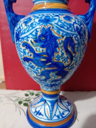 Jarrón de cerámica azul y naranja