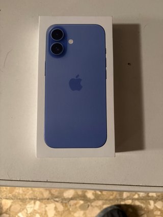 iPhone 16 azul.