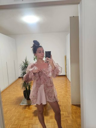 Vestito floreale rosa con maniche a sbuffo