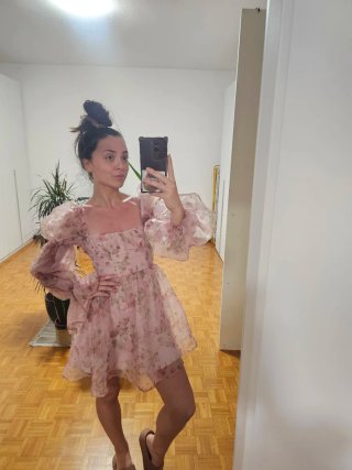 Vestito floreale rosa con maniche a sbuffo