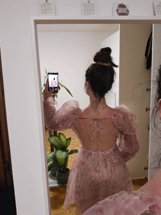 Vestito floreale rosa con maniche a sbuffo