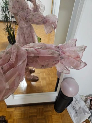 Vestito floreale rosa con maniche a sbuffo
