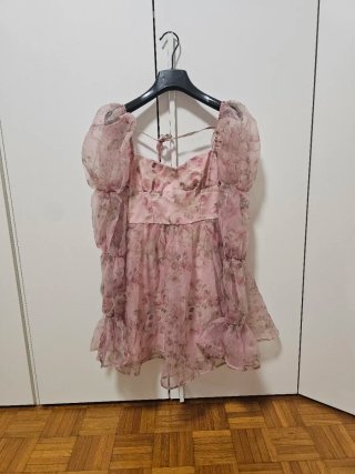 Vestito floreale rosa con maniche a sbuffo