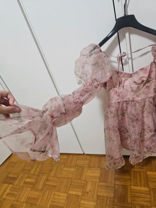 Vestito floreale rosa con maniche a sbuffo