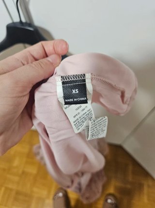 Vestito floreale rosa con maniche a sbuffo