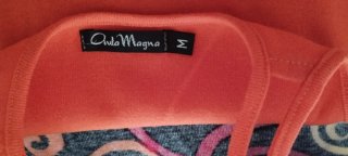 Camiseta negra con estampado multicolor