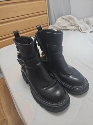 Botas negras talla 37 con cadenas