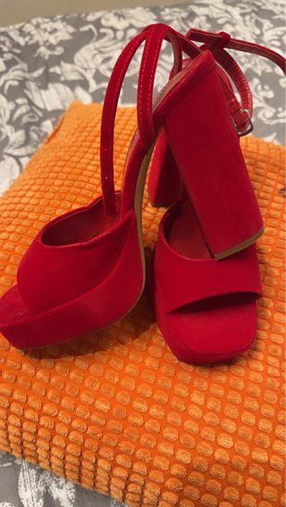 Tacones plateados con lazo y pedrería