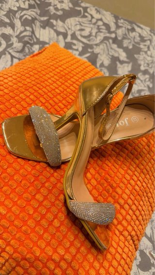 Tacones plateados con lazo y pedrería