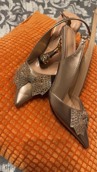 Tacones plateados con lazo y pedrería