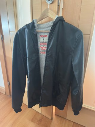Chaqueta Zara efecto piel negra