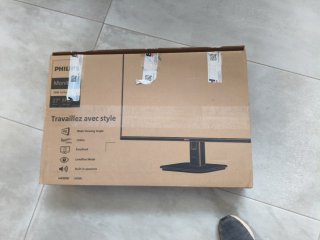 Monitor Philips Negro roto en una esquina