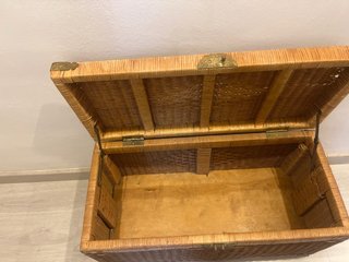 Baúl de mimbre y bambú con detalles dorados