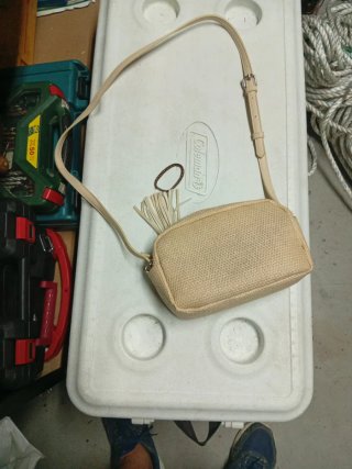 Bolso de mano tejido beige con flecos