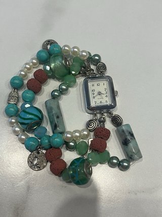 Reloj artesanal con cuentas