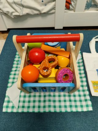 Cesta de madera con comida y bolsa