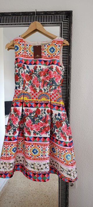 Vestido midi estampado de colores vivos y muy orig