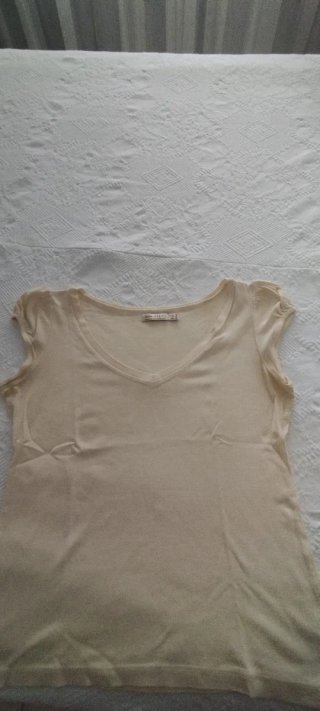 Camiseta Zara Basics escote pico beige