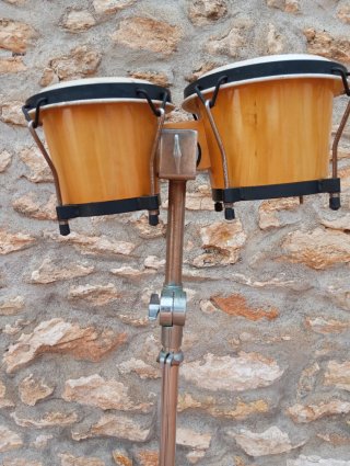 Timbales de madera con soporte