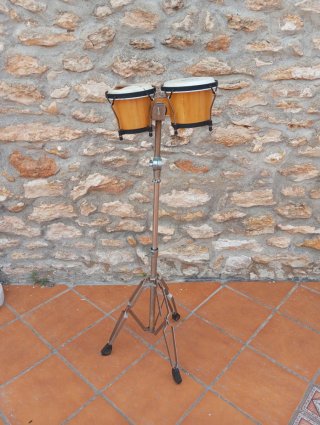 Timbales de madera con soporte