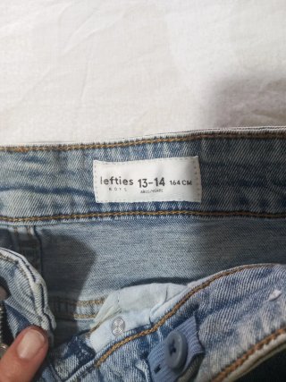 Pantalón vaquero niño desgastado